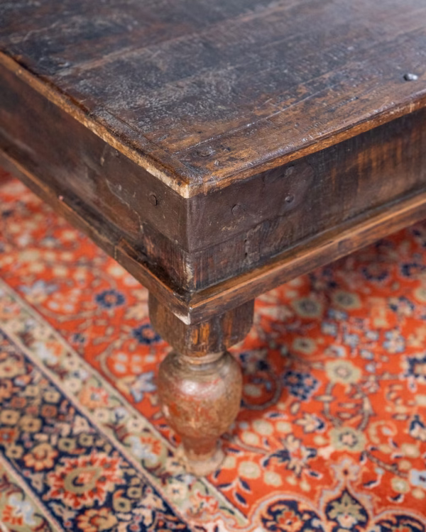 Origineel Indisch Ligbed Omgetoverd tot Prachtige Salontafel