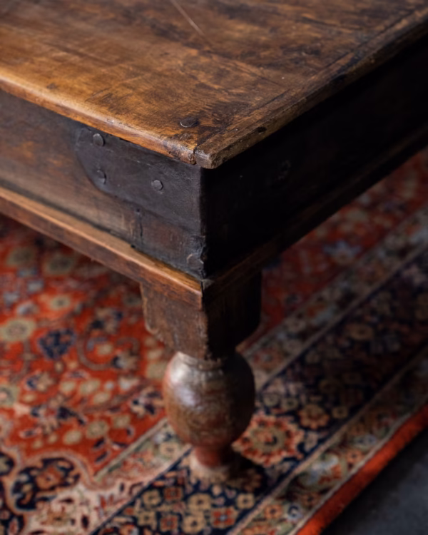 Origineel Indisch Ligbed Omgetoverd tot Prachtige Salontafel