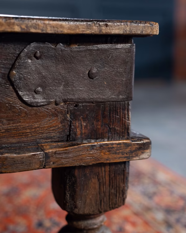 Origineel Indisch Ligbed Omgetoverd tot Prachtige Salontafel