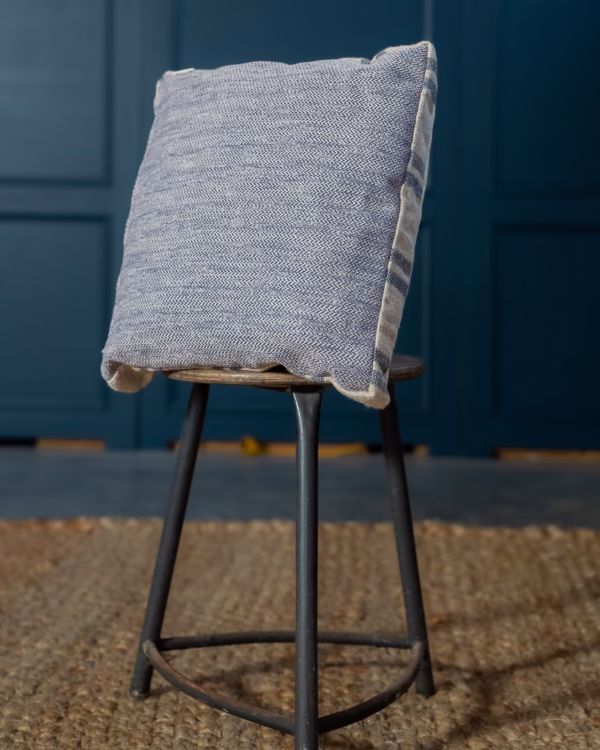 Sierkussen – Blauw/Ecru met Blauwe Achterkant