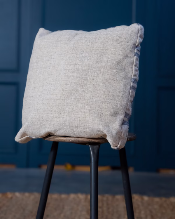 Sierkussen – Blauw/Ecru met Blauwe Achterkant